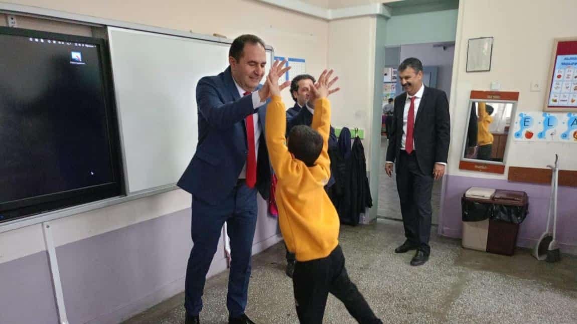 İllçe Müdürümüz Sayın Murat Çelik okulumuzu ziyaret etti.